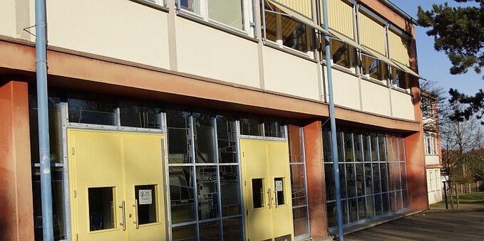Fassade und Pausenhof